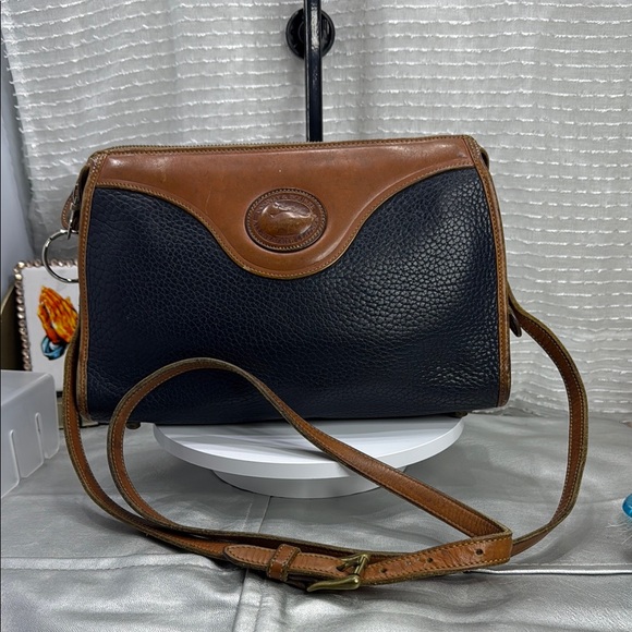 X1) Dooney Bourke vintage grained leather crossbody bag 80s, Y2K